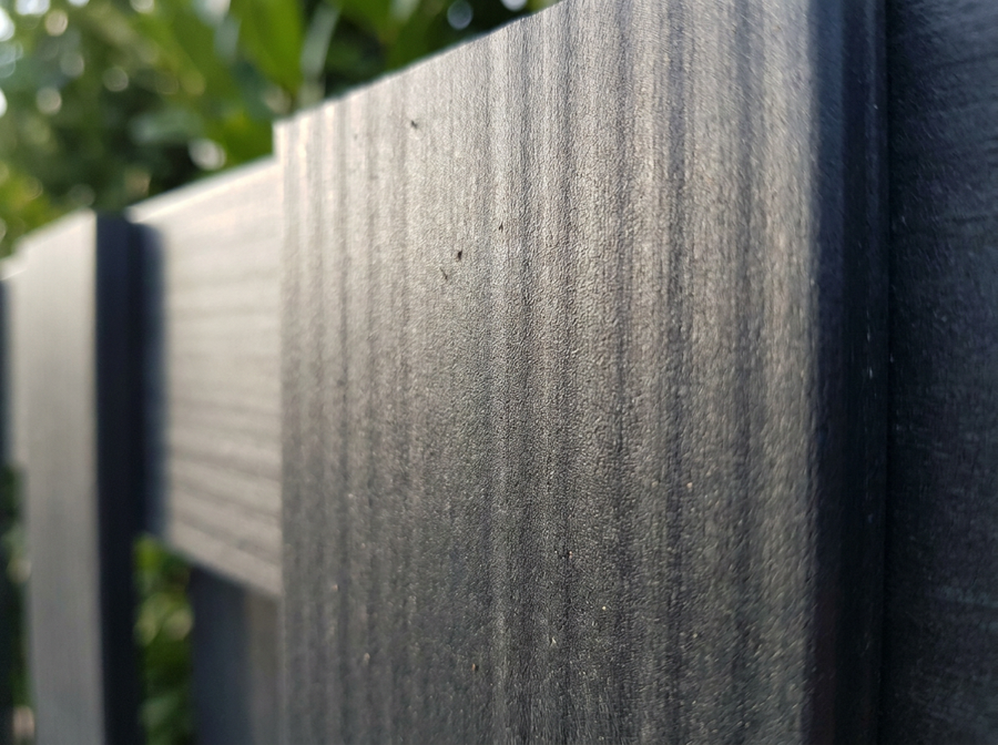 Detailansicht der strukturierten Oberfläche eines PVC-freien Sichtschutzstreifens aus Polypropylen